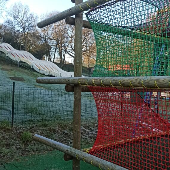 Aire de jeux sur poteaux à ArmoriPark (Bégard 22)