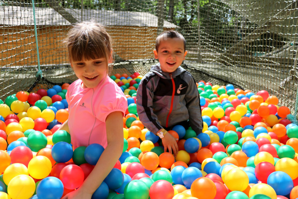 enfant piscine boules